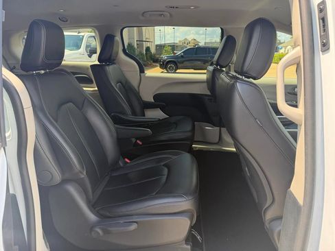 Used 2024 Chrysler Pacifica Limited FWD image 8