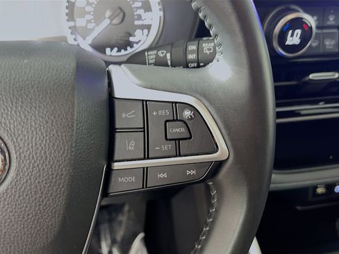 Used 2025 Toyota Highlander LE FWD image 20