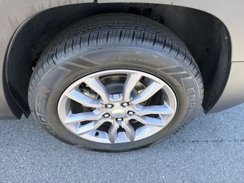 Used 2023 GMC Terrain SLT AWD/4WD image 12