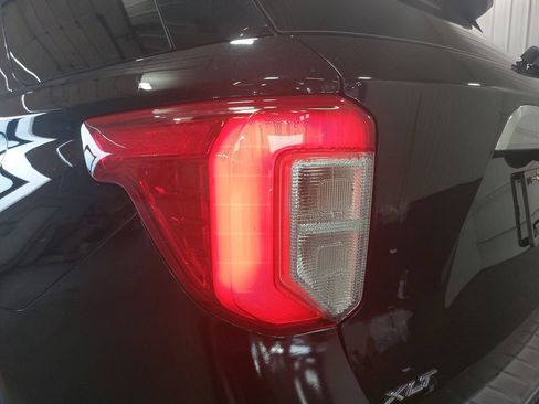 Used 2022 Ford Explorer XLT w/ Equipment Group 202A AWD/4WD image 37
