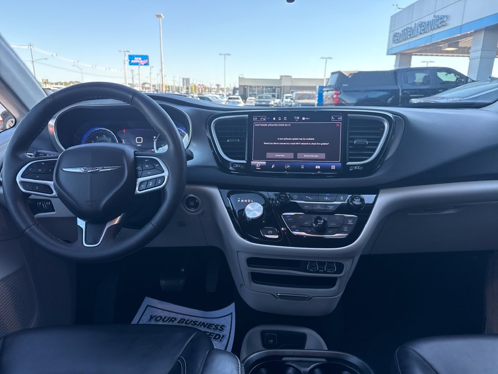 Used 2023 Chrysler Pacifica Touring-L FWD image 15