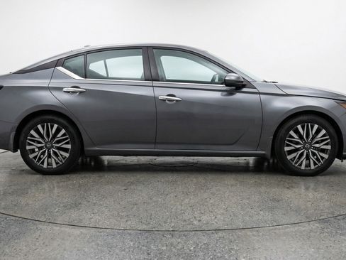 Used 2025 Nissan Altima 2.5 SV FWD image 11