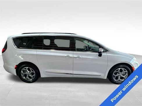 Used 2023 Chrysler Pacifica Limited FWD image 4