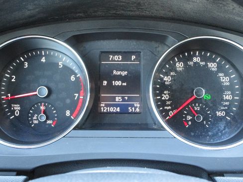 Used 2017 Volkswagen Jetta SE image 16