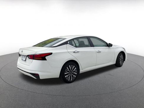 Used 2025 Nissan Altima 2.5 SV FWD image 15