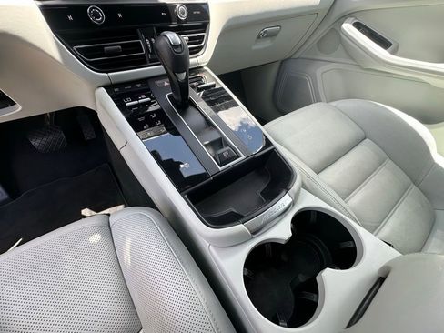 Certified 2023 Porsche Macan AWD/4WD image 33