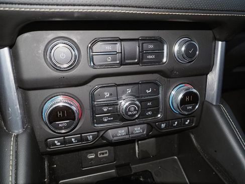 Used 2022 GMC Yukon SLT w/ SLT Premium Package image 18