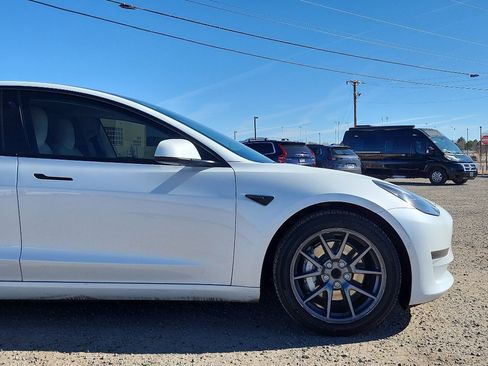 Used 2022 Tesla Model 3 Standard Range image 4