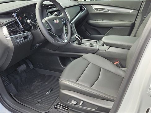 New 2025 Cadillac XT6 Luxury image 9