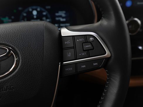 Used 2025 Toyota Highlander Platinum image 28