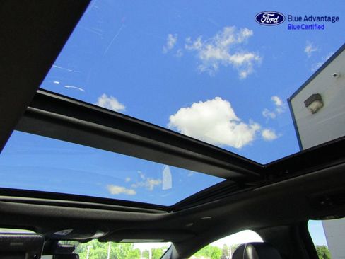 Used 2022 Chrysler Pacifica Limited w/ Uconnect Theater Family Group FWD image 4