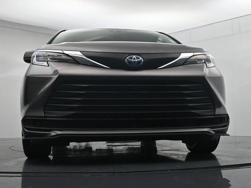 Used 2022 Toyota Sienna LE w/ LE Plus Package FWD image 35