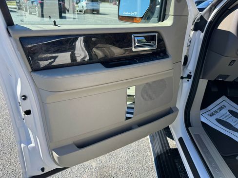 Used 2015 Lincoln Navigator 2WD image 16