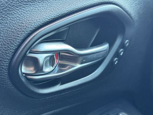 Used 2021 Jeep Cherokee Limited image 25