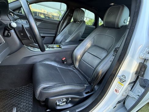 Used 2016 Jaguar XF S image 14