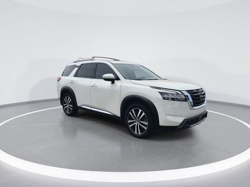 Used 2024 Nissan Pathfinder Platinum w/ Cargo Package AWD/4WD image 2