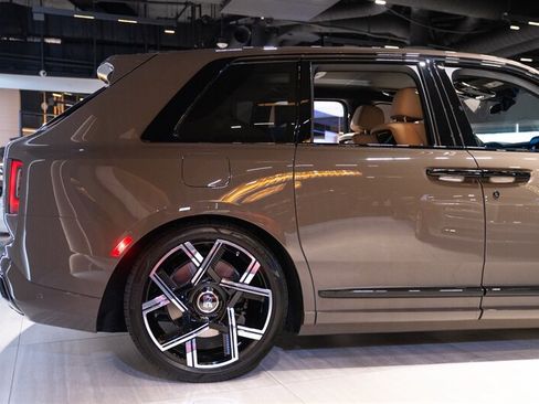 Used 2027 Rolls-Royce Cullinan Black Badge AWD/4WD image 40