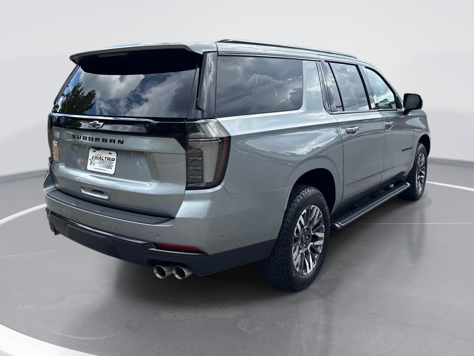 Used 2025 Chevrolet Suburban Z71 w/ Comfort Package AWD/4WD image 8