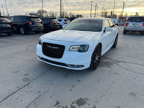 Used 2018 Chrysler 300 S w/ 300S Alloy Edition image 7
