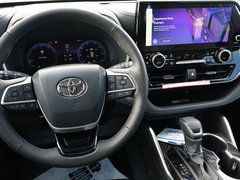 New 2026 Toyota Highlander Limited image 18