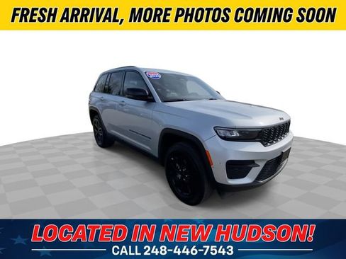 Used 2025 Jeep Grand Cherokee Altitude image 4