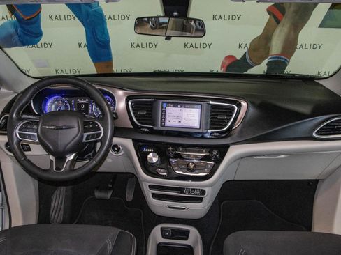 Used 2022 Chrysler Voyager LX FWD image 3