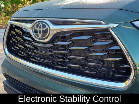 Used 2023 Toyota Highlander Limited image 3