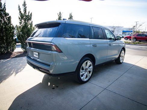 Used 2025 Lincoln Navigator Reserve image 10