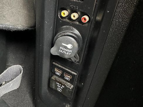 Used 2017 Dodge Grand Caravan SE image 24