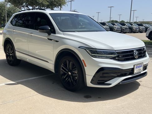 Used 2022 Volkswagen Tiguan SE R-Line FWD image 2