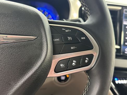 Used 2024 Chrysler Pacifica Touring-L FWD image 44