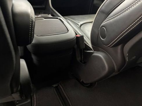 Used 2025 Chrysler Pacifica Limited image 19