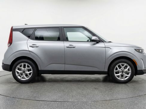 Used 2025 Kia Soul LX w/ LX Technology Package FWD image 11