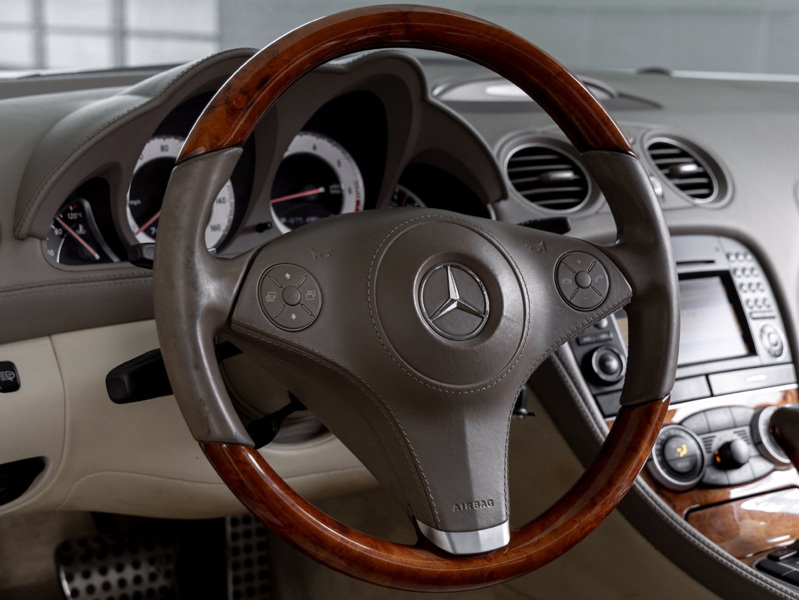 Used 2011 Mercedes-Benz SL 550 image 14