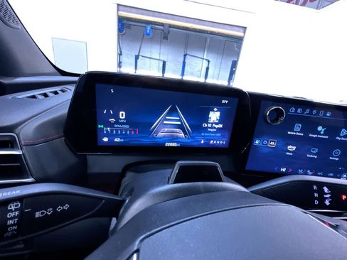 Used 2024 Chevrolet Traverse RS image 21