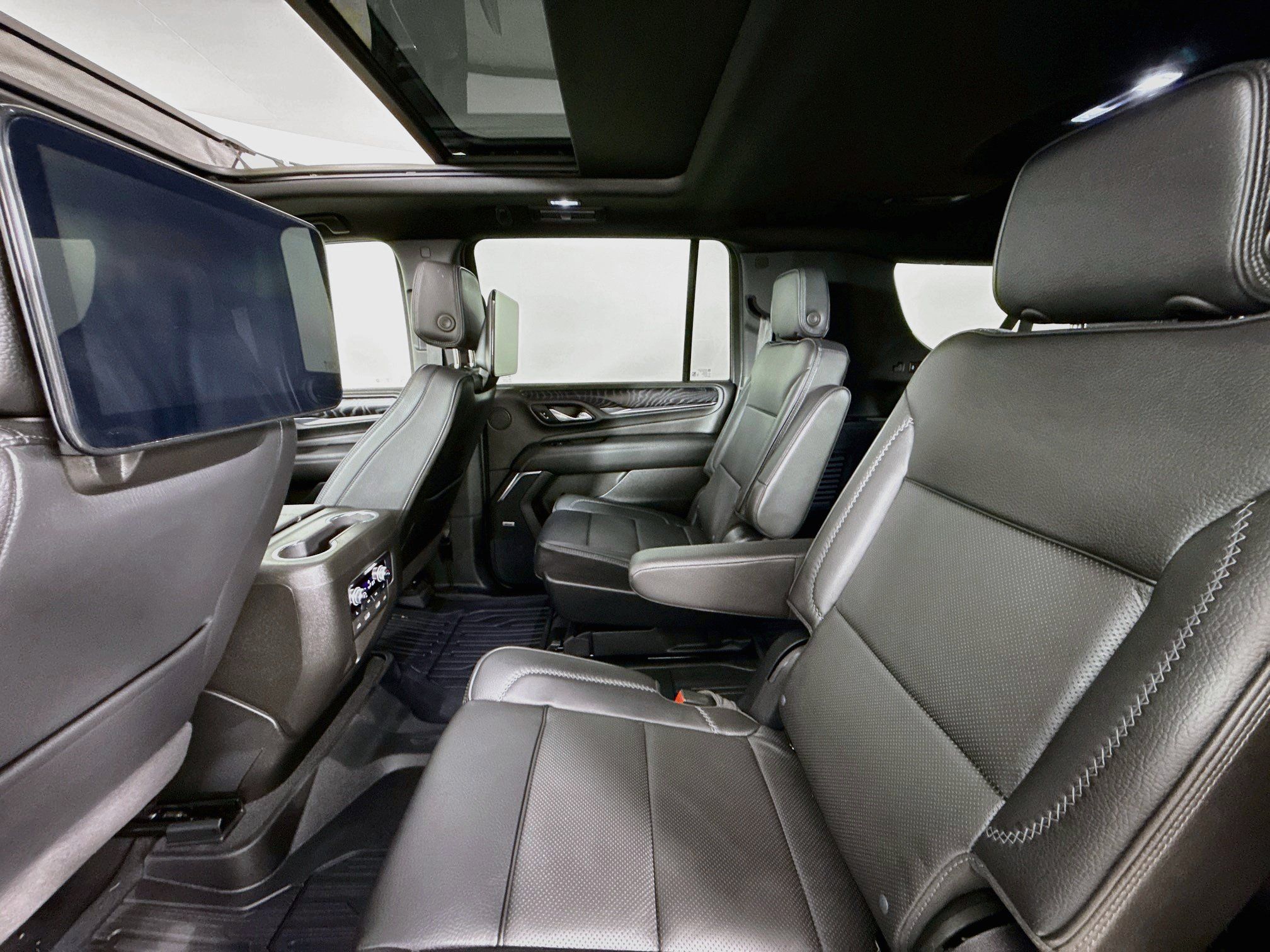 Used 2024 GMC Yukon XL Denali w/ Advanced Technology Package AWD/4WD image 28