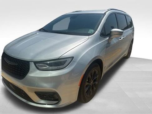 Used 2022 Chrysler Pacifica Touring-L w/ Uconnect Theater Family Group FWD image 3