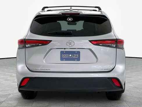 Used 2022 Toyota Highlander XLE AWD/4WD image 5