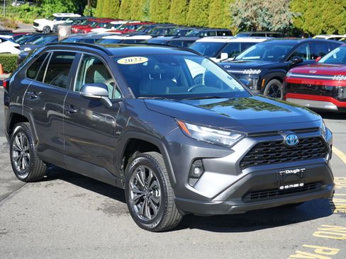 Used 2022 Toyota RAV4 XLE Premium image 3
