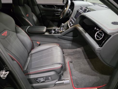 Used 2024 Bentley Bentayga image 21