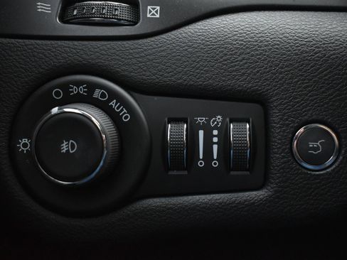 Used 2019 Jeep Cherokee Trailhawk w/ Comfort/Convenience Group AWD/4WD image 21