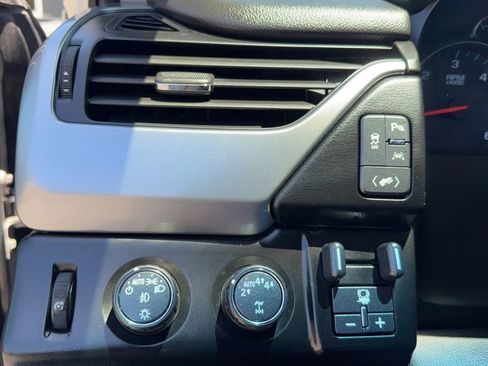 Used 2018 Chevrolet Suburban LT w/ LT Signature Package AWD/4WD image 15