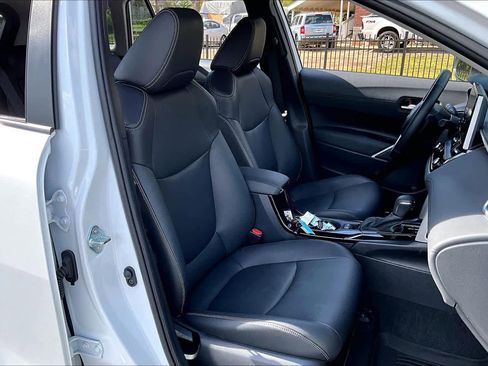 Certified 2024 Toyota Corolla Cross XLE w/ Convenience Package image 9