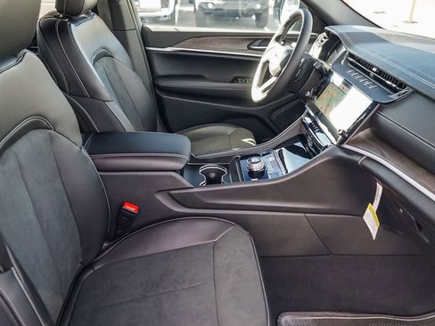 New 2026 Jeep Grand Cherokee Altitude image 17