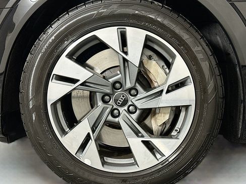 Used 2022 Audi e-tron Premium w/ Convenience Plus Package AWD/4WD image 11