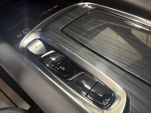 Used 2023 Buick Enclave Essence AWD/4WD image 15