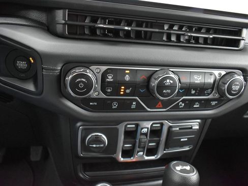 Certified 2024 Jeep Wrangler Sahara w/ Technology Group image 21