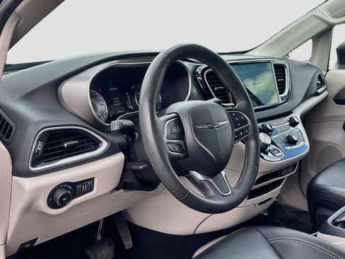 Used 2023 Chrysler Pacifica Touring-L FWD image 9