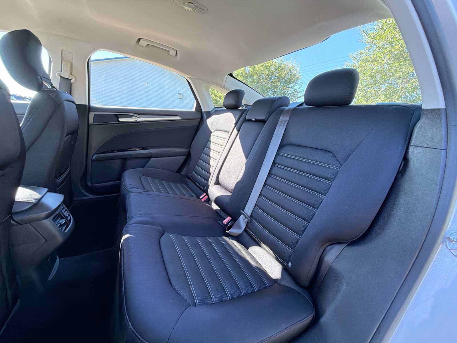 Used 2015 Ford Fusion SE FWD image 16