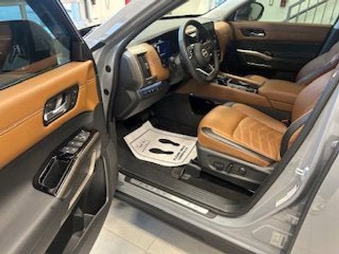 Used 2025 Nissan Pathfinder Platinum w/ Black Appearance Package image 5